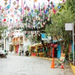 Calle muy adornada en sayulita