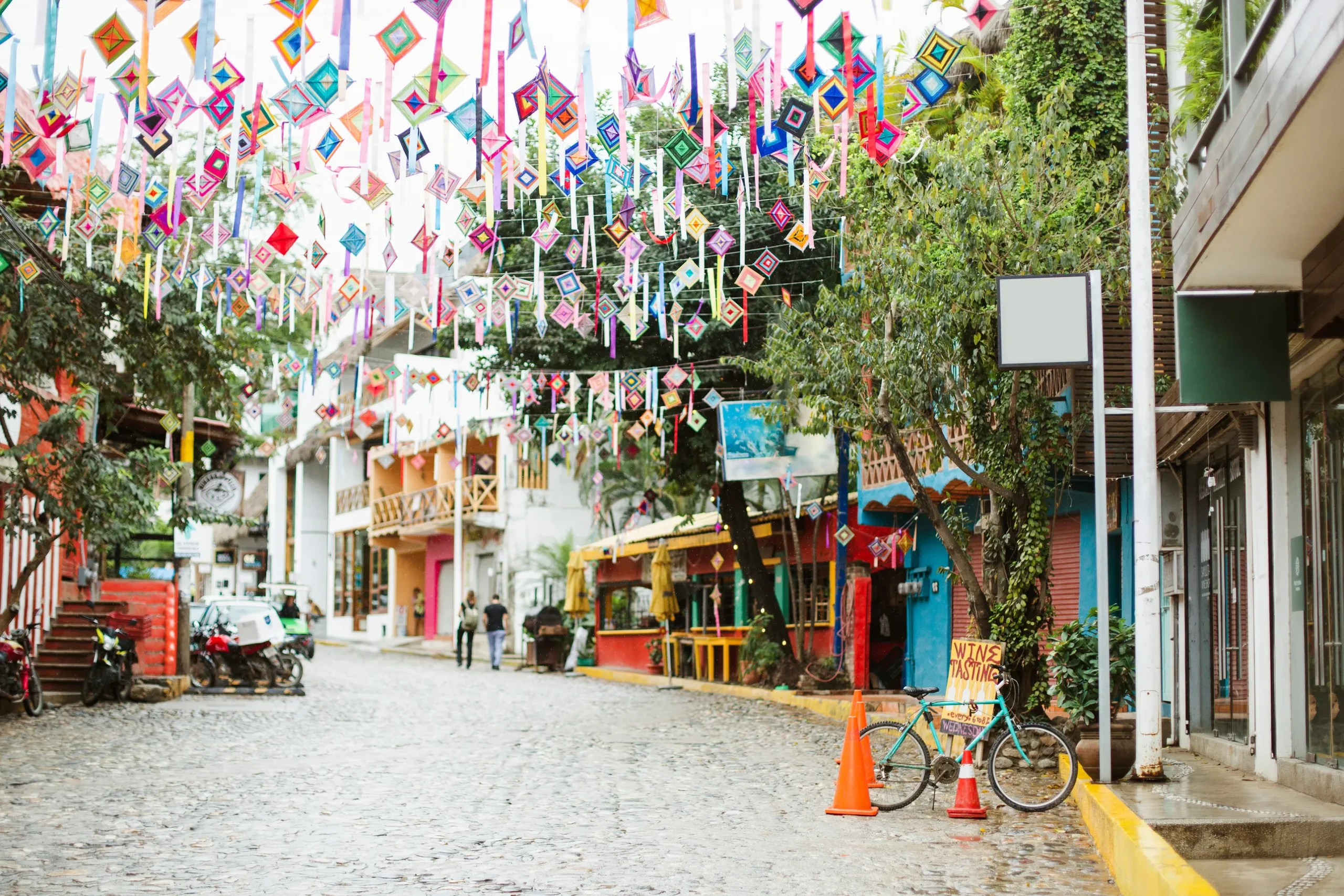 Calle muy adornada en sayulita