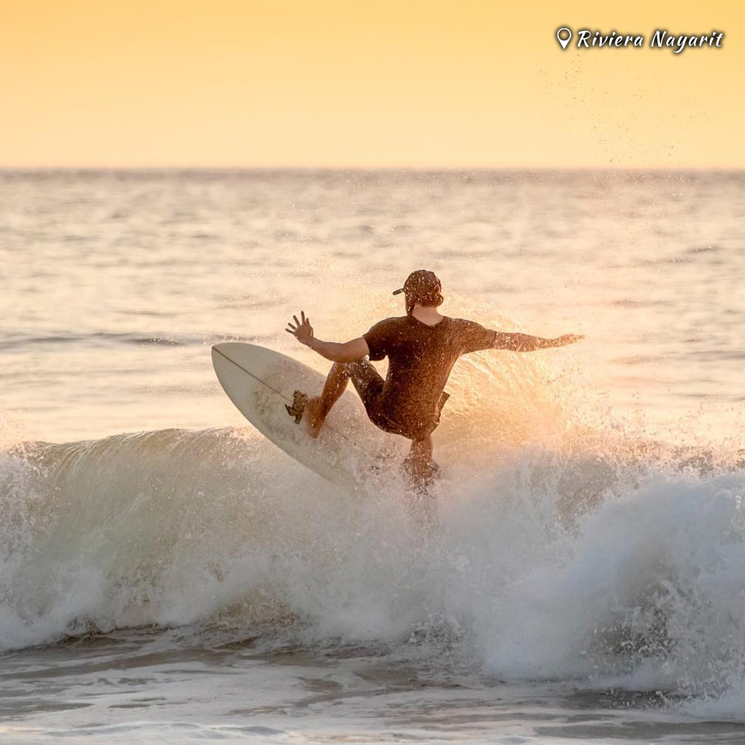 Chico practicando surf