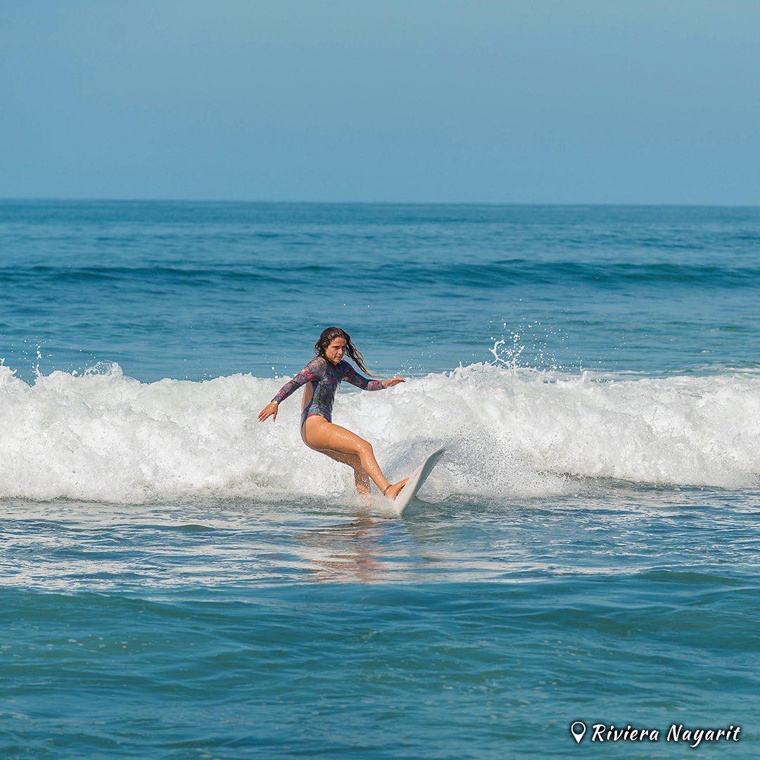 Chica practicando surf