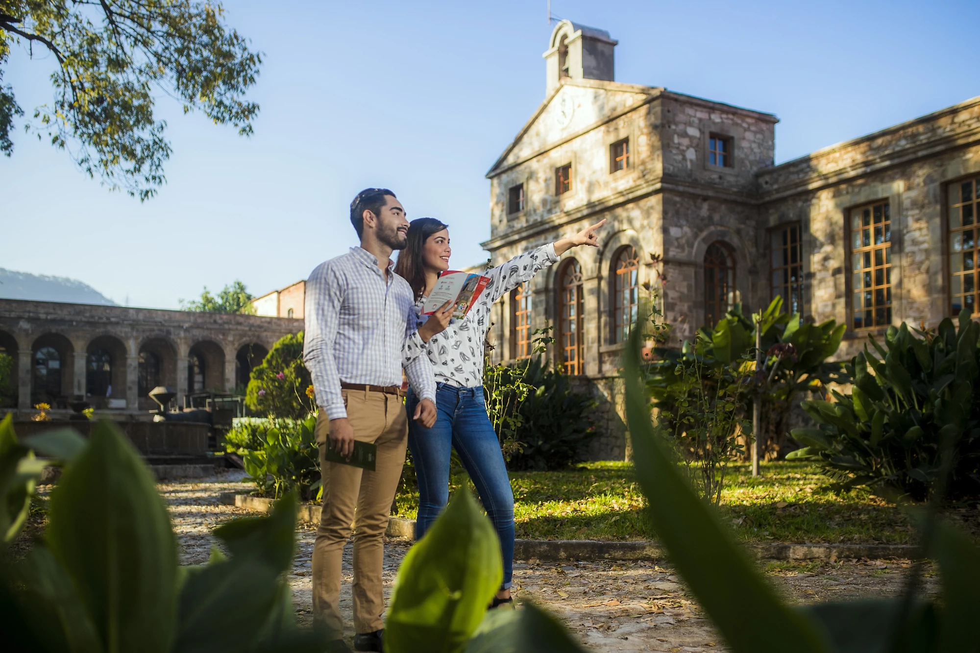 Pareja en la fachada de la fábrica de bellavista