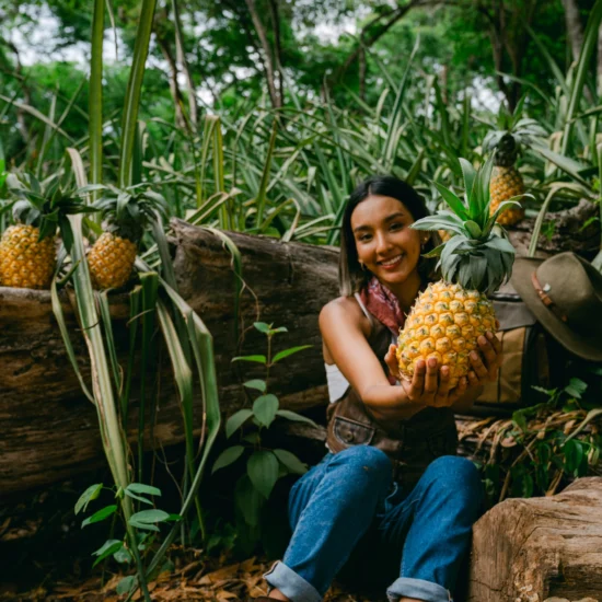 Mujer sosteniendo una piña