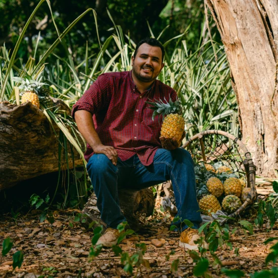 Hombre sosteniendo una piña