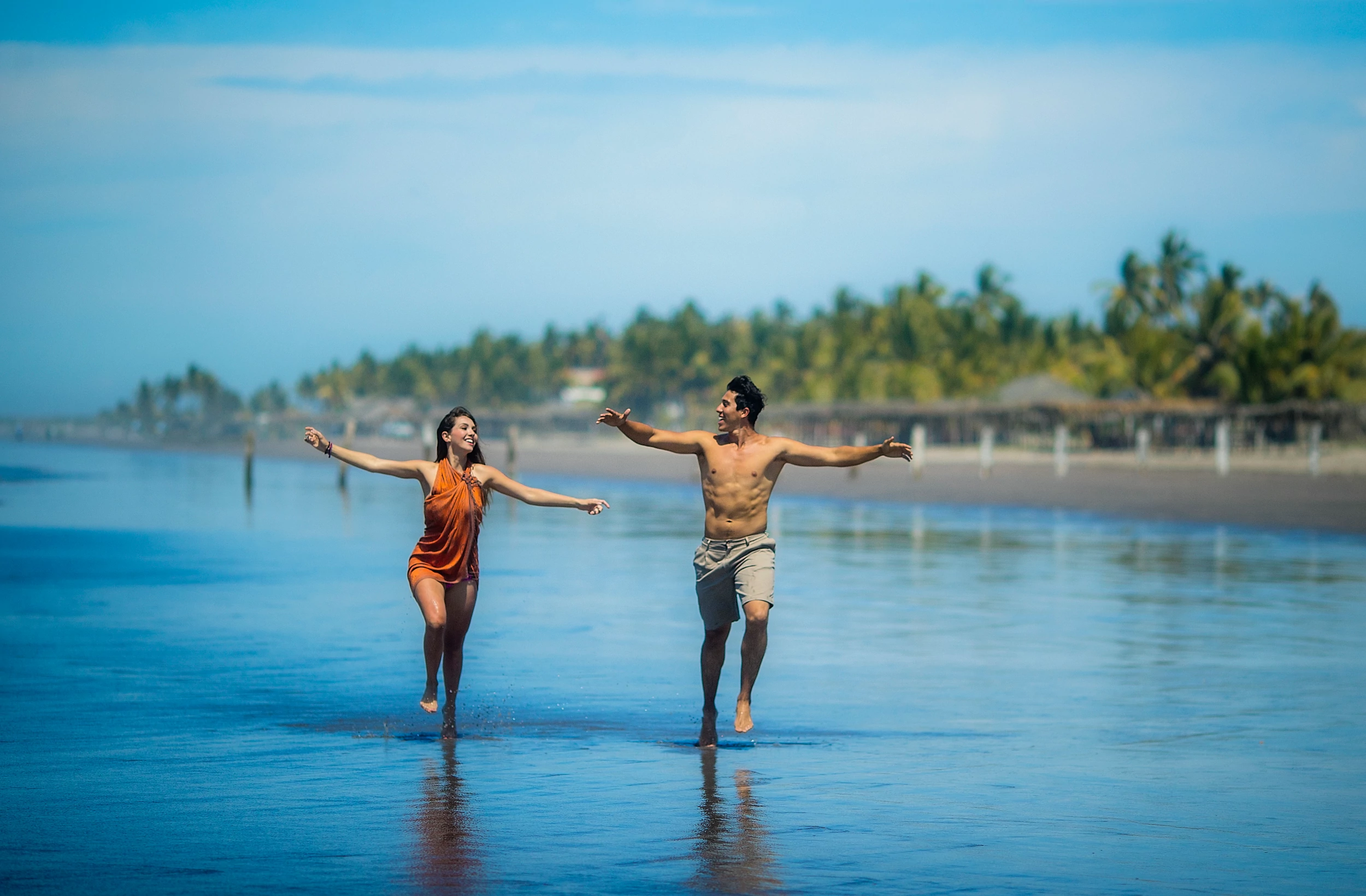 gente corriendo en el novillero, playa más larga de méxico