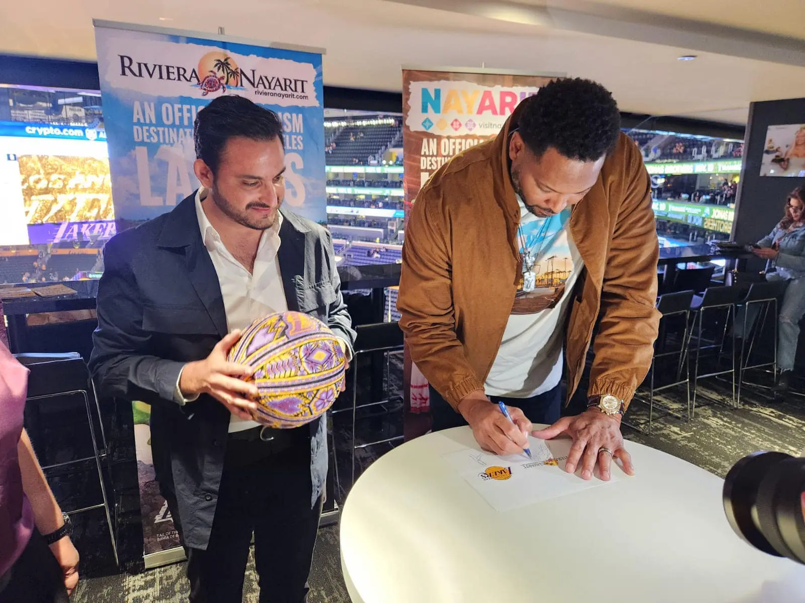 Juan Enrique Suárez del Real Tostado con Robert Horry de los angeles lakers