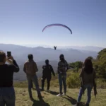 Hombre volando en parapente