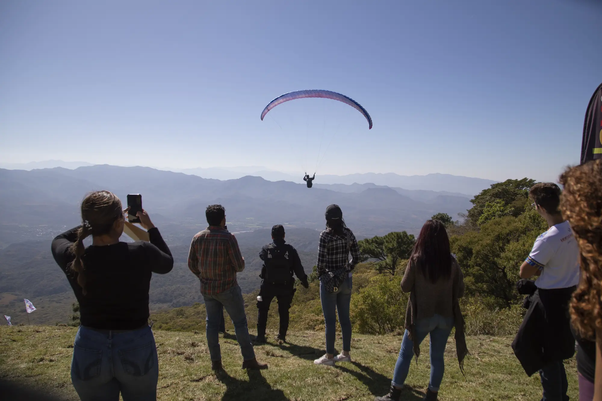 Hombre volando en parapente