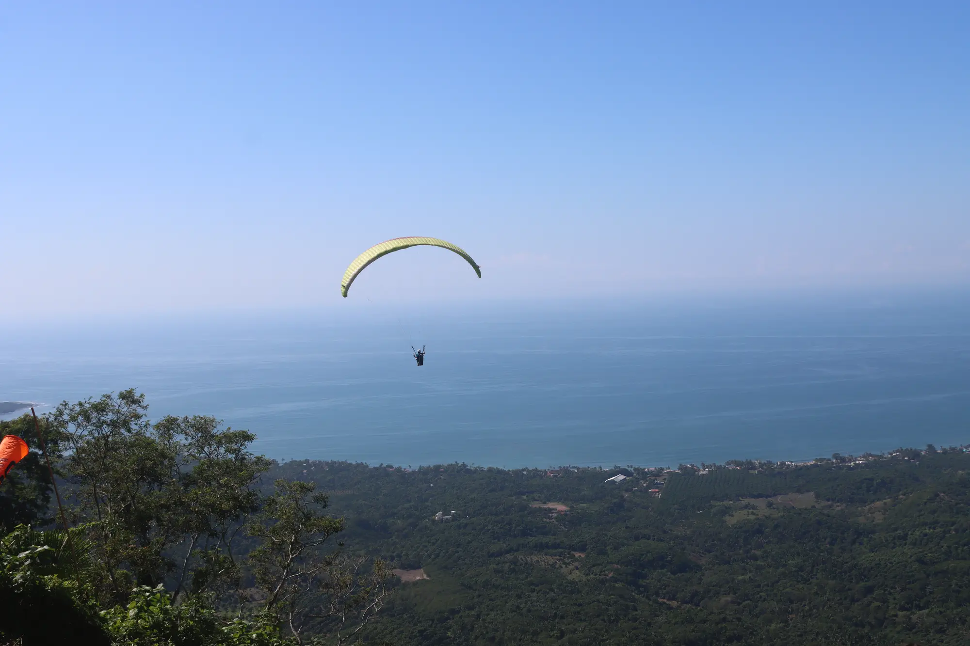 hombre volando en parapente