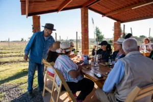 Personas degustando vino en meseta de cielo