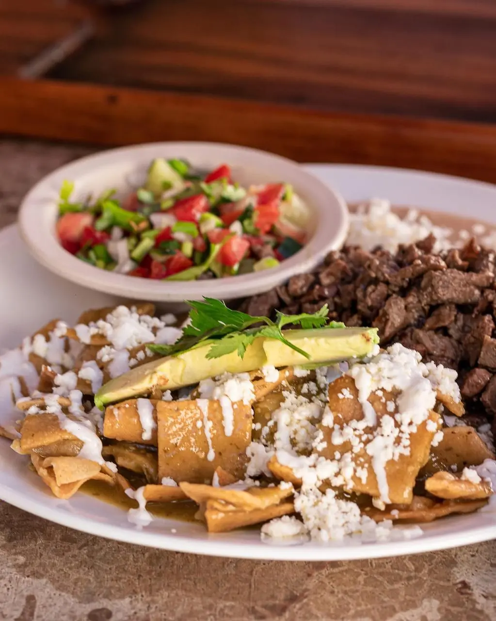 desayuno chilaquiles con frijoles y carne