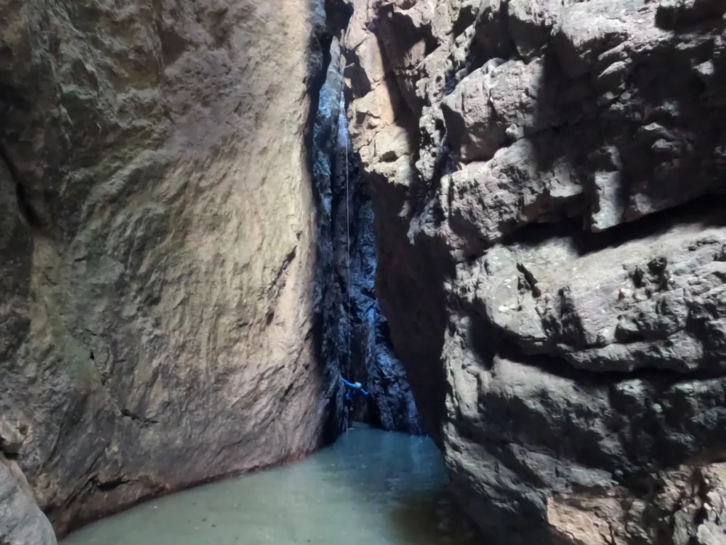Pasaje de cuevas en senderismo