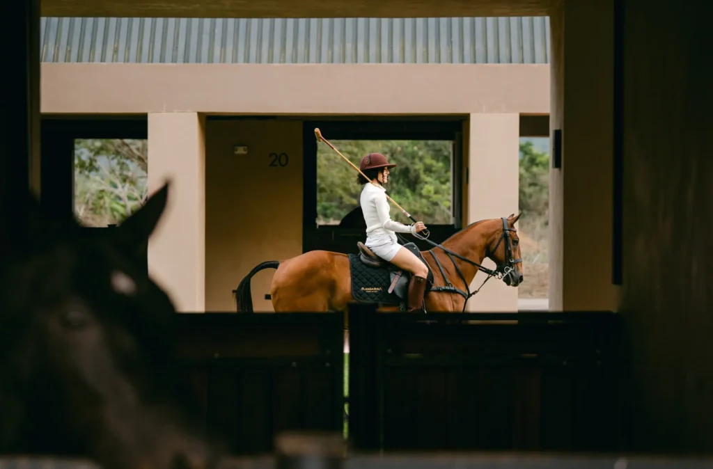 Mujer tomando clase de de equitación